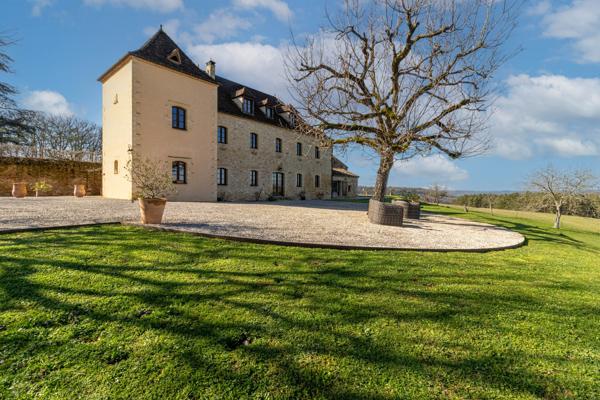 Propriété d’Exception – Domaine Privé de 27 Hectares en Position Dominante – Périgord Noir