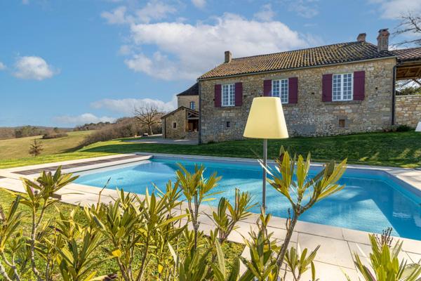 Propriété d’Exception – Domaine Privé de 27 Hectares en Position Dominante – Périgord Noir