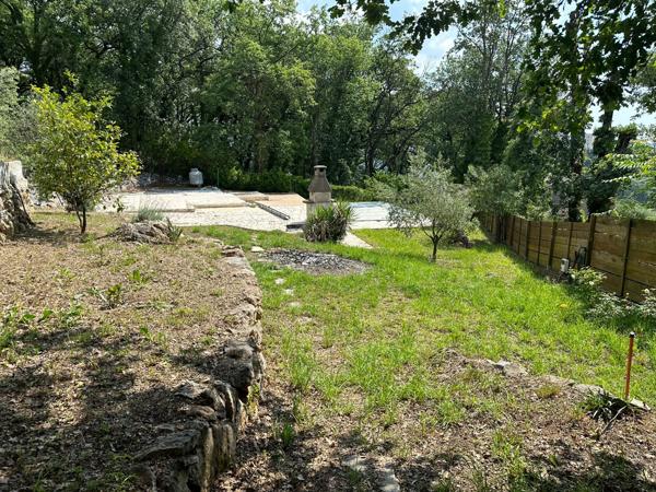 Saint-Jeannet (06640) Magnifique terrain plat d'environ 1200m², expo SUD, piscine, calme absolu