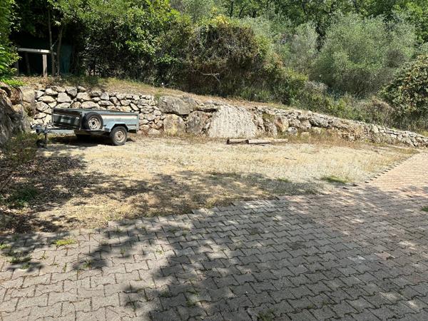 Saint-Jeannet (06640) Magnifique terrain plat d'environ 1200m², expo SUD, piscine, calme absolu