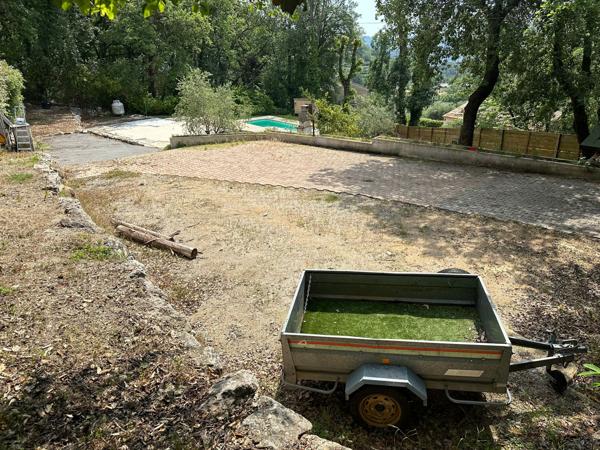 Saint-Jeannet (06640) Magnifique terrain plat d'environ 1200m², expo SUD, piscine, calme absolu