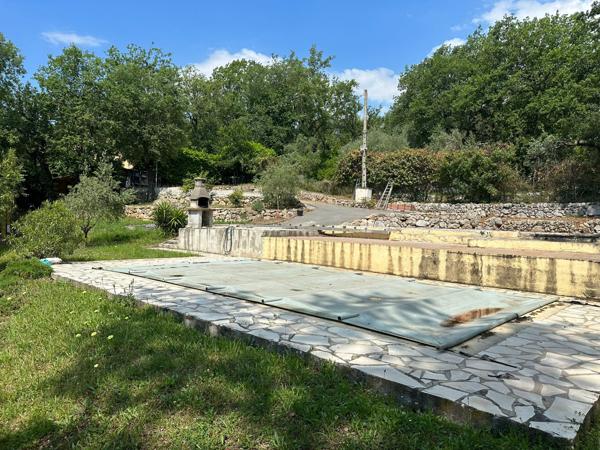 Saint-Jeannet (06640) Magnifique terrain plat d'environ 1200m², expo SUD, piscine, calme absolu