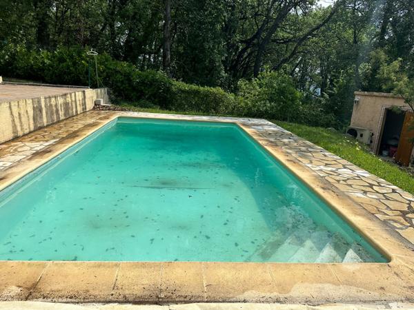 Saint-Jeannet (06640) Magnifique terrain plat d'environ 1200m², expo SUD, piscine, calme absolu