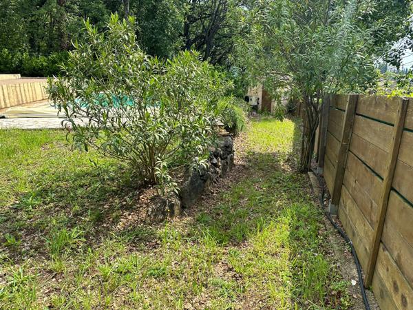 Saint-Jeannet (06640) Magnifique terrain plat d'environ 1200m², expo SUD, piscine, calme absolu