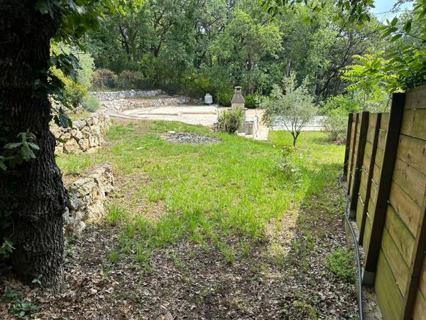 Saint-Jeannet (06640) Magnifique terrain plat d'environ 1200m², expo SUD, piscine, calme absolu