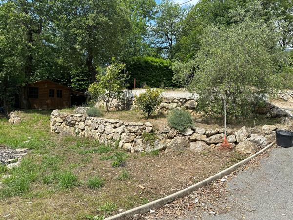 Saint-Jeannet (06640) Magnifique terrain plat d'environ 1200m², expo SUD, piscine, calme absolu