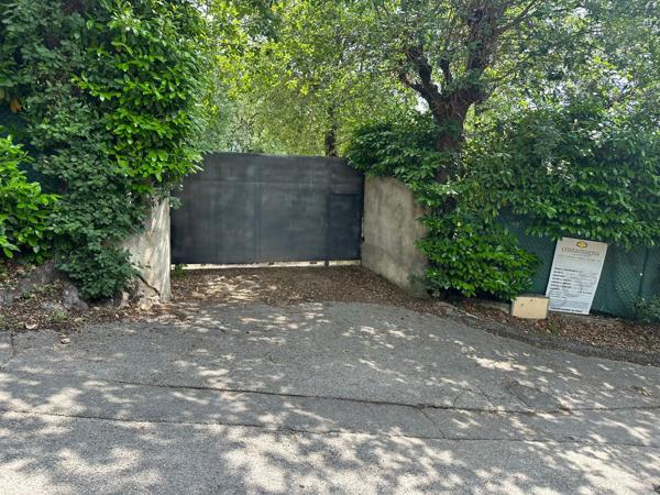 Saint-Jeannet (06640) Magnifique terrain plat d'environ 1200m², expo SUD, piscine, calme absolu