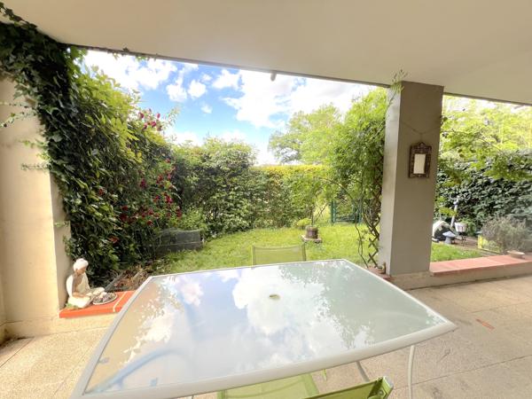 Appartement T3 en rez de jardin avec terrasse, parking et double garage.