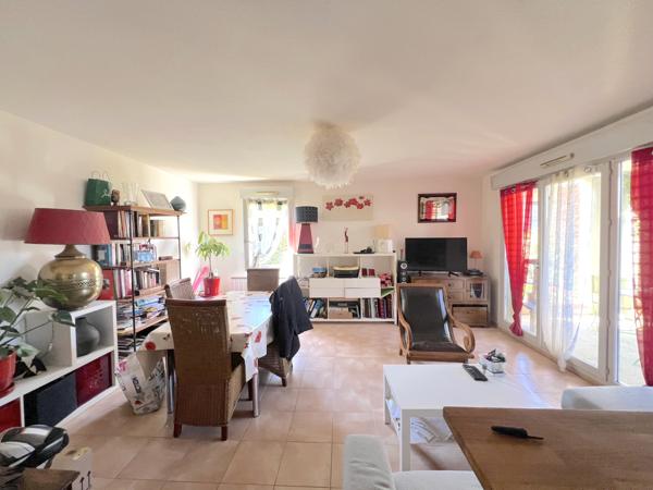 Appartement T3 en rez de jardin avec terrasse, parking et double garage.