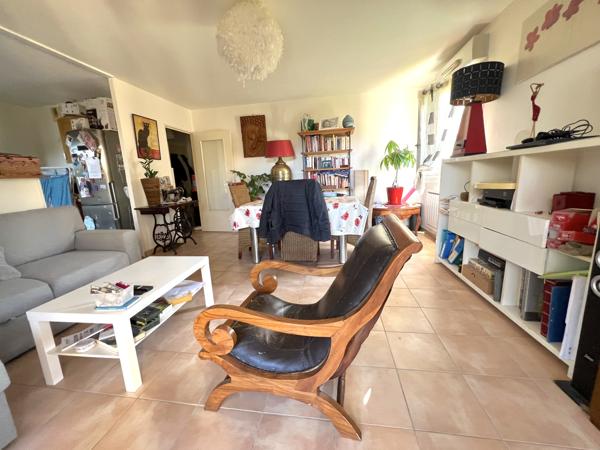 Appartement T3 en rez de jardin avec terrasse, parking et double garage.