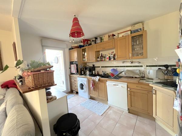 Appartement T3 en rez de jardin avec terrasse, parking et double garage.