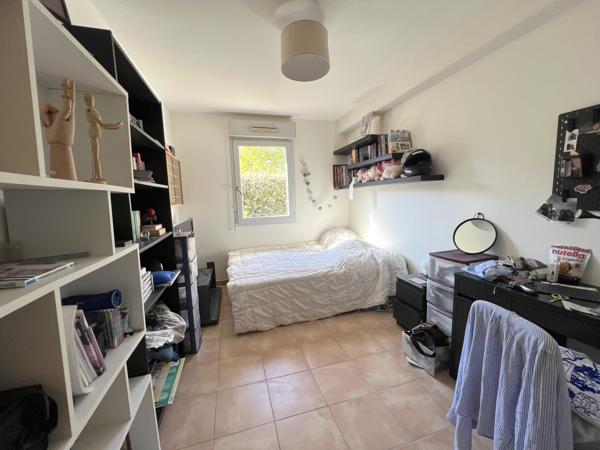 Appartement T3 en rez de jardin avec terrasse, parking et double garage.