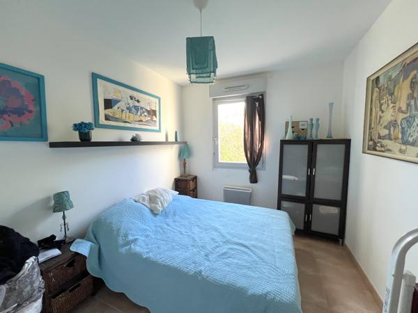 Appartement T3 en rez de jardin avec terrasse, parking et double garage.