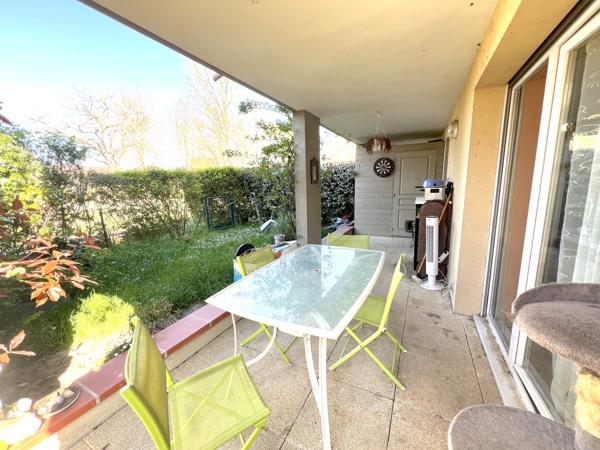 Appartement T3 en rez de jardin avec terrasse, parking et double garage.