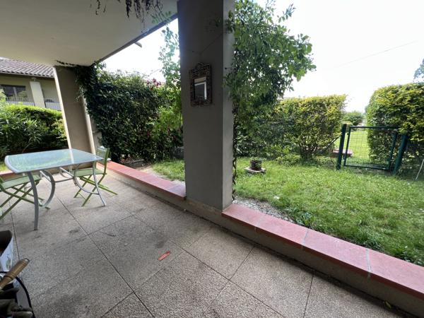 Appartement T3 en rez de jardin avec terrasse, parking et double garage.