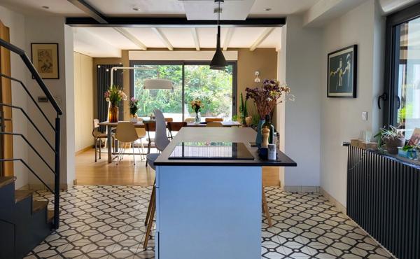 Maison avec belle rénovation, commerces à pieds !