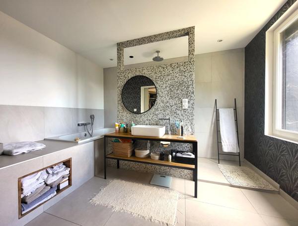 Maison avec belle rénovation, commerces à pieds !