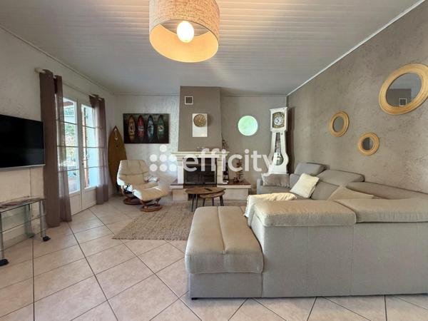 Maison
         4 pièces
        - 105 m² 899 900 € *