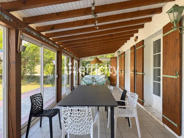 Maison
         4 pièces
        - 105 m² 899 900 € *