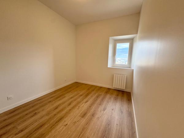 Appartement à vendre 5 pièces (73) - Triplex de 93 M2 avec Terrasse et jardin privatif, stationnements privatifs