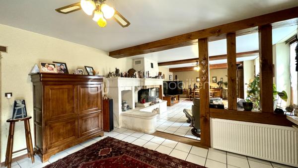 Découvrez cette magnifique propriété rénovée, de type "corps de ferme", située sur le  village calme de REBAIS à seulement 15 minutes de Coulommiers et de sa gare pour un accès rapide à Paris en 40 minutes. Parfaitement intégrée dans un environnement paisible, cette maison offre un cadre de vie exceptionnel.

Caractéristiques principales : Surface utile de 390 m² et habitable de 335 m². Terrain de 2600 m² sans vis-à-vis. Dépendances et garages  de 250 m² avec étages aménageables. Terrasses : 100 m² offrant de superbes vues dégagées. Double accès & Division foncière possible
- Rez-de-chaussée : Vaste entrée avec un salon-séjour lumineux de plus de 60 m², une cuisine séparée et entièrement équipée, une salle à manger de 17 m², un espace bureau de 9 m², salle d'eau avec WC, une autre salle de bains ainsi qu’une pièce de 25 m² aménageable en studio indépendant. L'arrière-cuisine et buanderie complètent ce niveau.

- Étage : Trois chambres (9 à 14 m²) et une suite parentale spacieuse de 41 m² comprenant une chambre climatisée, une salle de bain avec baignoire et douche, un WC, un dressing, et un espace bureau. L'étage abrite également un espace spa avec piscine à contre-courant, salle d'eau, WC, et une mezzanine dédiée aux loisirs. Le tout donnant sur une terrasse surélevée avec vue panoramique sur la vallée.

- Deuxième étage : Une salle de sport de 41 m² au sol, ainsi qu’un espace aménageable de 55 m².

- Extérieur : Profitez de l’immense terrain de 2600 m² sans vis-à-vis, agrémenté de terrasses et joliment arboré. Plusieurs dépendances et garages vous offrent de vastes espaces de rangement ou la possibilité d’aménager des studios ou ateliers.

> Équipements modernes : Chauffage au gaz de ville et pompe à chaleur pour un confort optimal (excellente performance énergétique). Portail et portes de garage motorisés, volets roulants électriques.
> Localisation idéale : Écoles et commerces à proximité, cette propriété est parfaite pour une vie familiale paisible à seulement 15 minutes de la gare reliant Paris.

Ne manquez pas cette opportunité unique d’acquérir une maison de caractère, alliant charme de l’ancien et confort moderne. 
Contactez-nous pour plus d'informations et organiser une visite.
