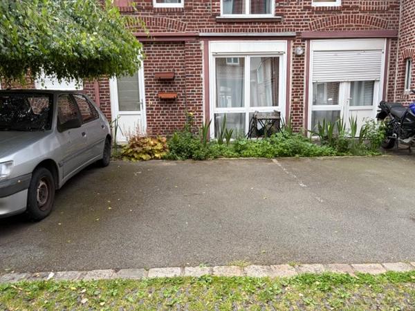 Parking
        
        - 25 m² 12 000 € *