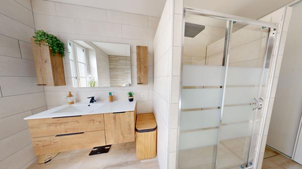 Maison de village R+2 moderne avec 3 chambres et belle terrasse de 19m²