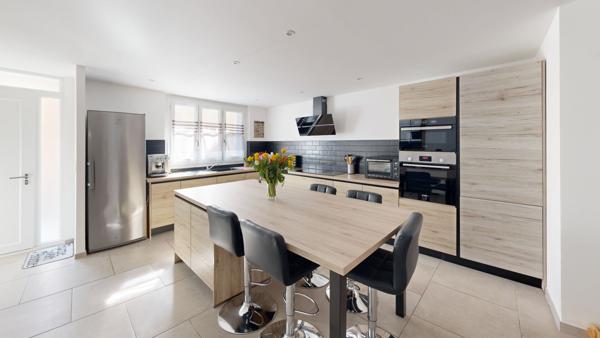 Maison de village R+2 moderne avec 3 chambres et belle terrasse de 19m²