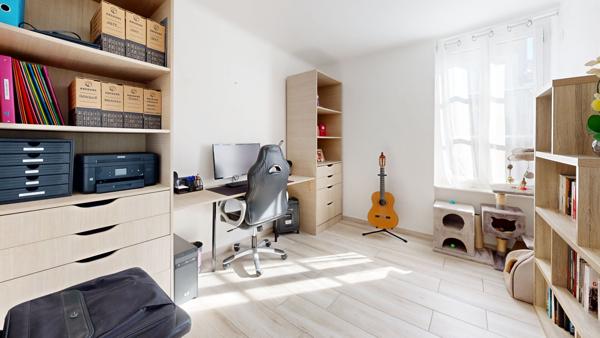 Maison de village R+2 moderne avec 3 chambres et belle terrasse de 19m²