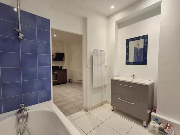 T3 DE PLUS DE 74 M2  REFAIT A NEUF