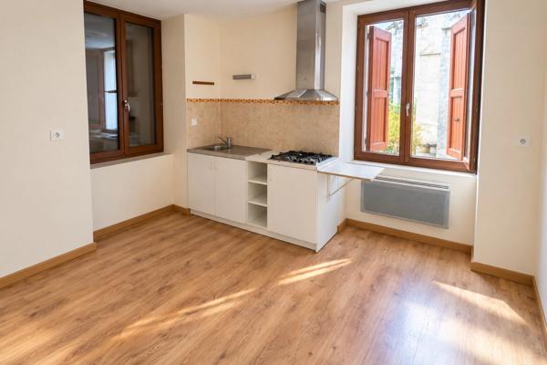 SAINT-ÉTIENNE-DE-SAINT-GEOIRS – MAISON DE VILLAGE EN PIERRE À FORT POTENTIEL – ENV. 96 M² HABITABLES + PLATEAU AMÉNAGEABLE – COUR
