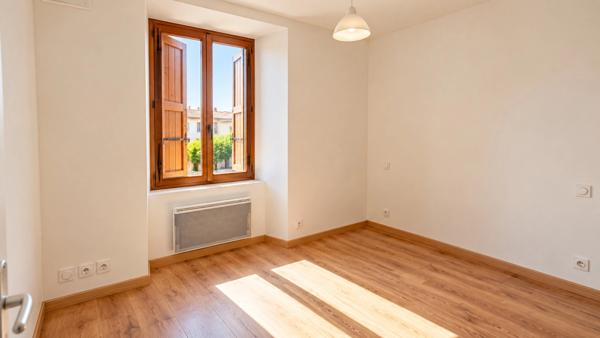 SAINT-ÉTIENNE-DE-SAINT-GEOIRS – MAISON DE VILLAGE EN PIERRE À FORT POTENTIEL – ENV. 96 M² HABITABLES + PLATEAU AMÉNAGEABLE – COUR