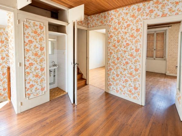 SAINT-ÉTIENNE-DE-SAINT-GEOIRS – MAISON DE VILLAGE EN PIERRE À FORT POTENTIEL – ENV. 96 M² HABITABLES + PLATEAU AMÉNAGEABLE – COUR