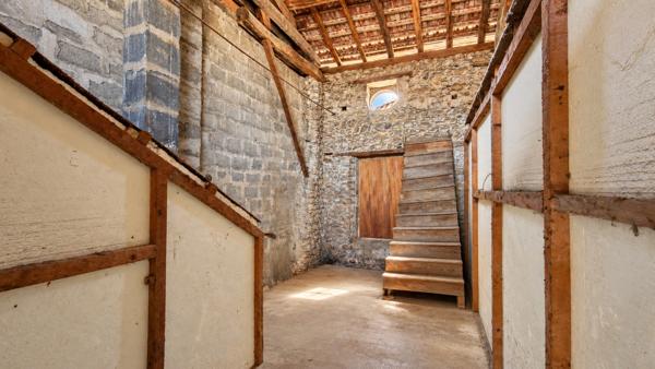 SAINT-ÉTIENNE-DE-SAINT-GEOIRS – MAISON DE VILLAGE EN PIERRE À FORT POTENTIEL – ENV. 96 M² HABITABLES + PLATEAU AMÉNAGEABLE – COUR