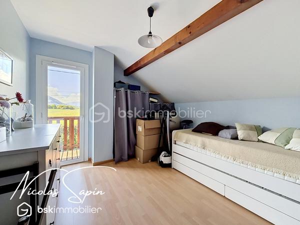 Varces allières et Risset en Exclusivité avec Nicolas SAPIN(ei)
Venez découvrir cette jolie maison de 102 m2 édifiée sur une parcelle de plus de 760m2 au calme dans un secteur recherché.
Vous disposerez d'une pièce de vie avec cuisine séparé entièrement équipée, un bureau et un toilette séparé.
A l'étage, 3 chambres dont deux avec accès à un balcon, un dressing, une salle de bain rénovée avec des matériaux de qualité et toilette séparé.
Un garage avec mezzanine complète ce bien. 
Pour votre confort : climatisation réversible sur les deux niveaux, double vitrage, store banne électrique, portail électrique, panneaux solaires. 
L'emplacement privilégié de cette maison et son agencement sont de réels atouts. 
Vidéo sur demande.