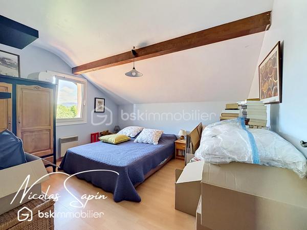 Varces allières et Risset en Exclusivité avec Nicolas SAPIN(ei)
Venez découvrir cette jolie maison de 102 m2 édifiée sur une parcelle de plus de 760m2 au calme dans un secteur recherché.
Vous disposerez d'une pièce de vie avec cuisine séparé entièrement équipée, un bureau et un toilette séparé.
A l'étage, 3 chambres dont deux avec accès à un balcon, un dressing, une salle de bain rénovée avec des matériaux de qualité et toilette séparé.
Un garage avec mezzanine complète ce bien. 
Pour votre confort : climatisation réversible sur les deux niveaux, double vitrage, store banne électrique, portail électrique, panneaux solaires. 
L'emplacement privilégié de cette maison et son agencement sont de réels atouts. 
Vidéo sur demande.