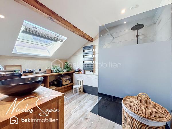 Varces allières et Risset en Exclusivité avec Nicolas SAPIN(ei)
Venez découvrir cette jolie maison de 102 m2 édifiée sur une parcelle de plus de 760m2 au calme dans un secteur recherché.
Vous disposerez d'une pièce de vie avec cuisine séparé entièrement équipée, un bureau et un toilette séparé.
A l'étage, 3 chambres dont deux avec accès à un balcon, un dressing, une salle de bain rénovée avec des matériaux de qualité et toilette séparé.
Un garage avec mezzanine complète ce bien. 
Pour votre confort : climatisation réversible sur les deux niveaux, double vitrage, store banne électrique, portail électrique, panneaux solaires. 
L'emplacement privilégié de cette maison et son agencement sont de réels atouts. 
Vidéo sur demande.