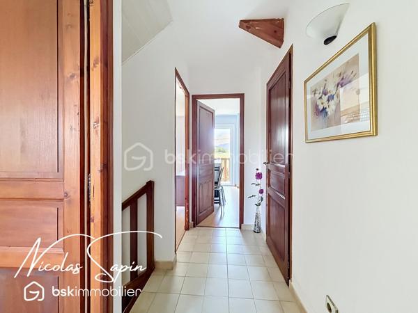 Varces allières et Risset en Exclusivité avec Nicolas SAPIN(ei)
Venez découvrir cette jolie maison de 102 m2 édifiée sur une parcelle de plus de 760m2 au calme dans un secteur recherché.
Vous disposerez d'une pièce de vie avec cuisine séparé entièrement équipée, un bureau et un toilette séparé.
A l'étage, 3 chambres dont deux avec accès à un balcon, un dressing, une salle de bain rénovée avec des matériaux de qualité et toilette séparé.
Un garage avec mezzanine complète ce bien. 
Pour votre confort : climatisation réversible sur les deux niveaux, double vitrage, store banne électrique, portail électrique, panneaux solaires. 
L'emplacement privilégié de cette maison et son agencement sont de réels atouts. 
Vidéo sur demande.