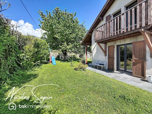 Varces allières et Risset en Exclusivité avec Nicolas SAPIN(ei)
Venez découvrir cette jolie maison de 102 m2 édifiée sur une parcelle de plus de 760m2 au calme dans un secteur recherché.
Vous disposerez d'une pièce de vie avec cuisine séparé entièrement équipée, un bureau et un toilette séparé.
A l'étage, 3 chambres dont deux avec accès à un balcon, un dressing, une salle de bain rénovée avec des matériaux de qualité et toilette séparé.
Un garage avec mezzanine complète ce bien. 
Pour votre confort : climatisation réversible sur les deux niveaux, double vitrage, store banne électrique, portail électrique, panneaux solaires. 
L'emplacement privilégié de cette maison et son agencement sont de réels atouts. 
Vidéo sur demande.