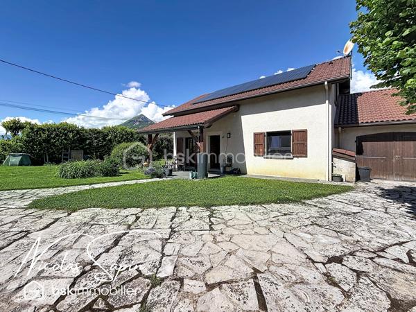Varces allières et Risset en Exclusivité avec Nicolas SAPIN(ei)
Venez découvrir cette jolie maison de 102 m2 édifiée sur une parcelle de plus de 760m2 au calme dans un secteur recherché.
Vous disposerez d'une pièce de vie avec cuisine séparé entièrement équipée, un bureau et un toilette séparé.
A l'étage, 3 chambres dont deux avec accès à un balcon, un dressing, une salle de bain rénovée avec des matériaux de qualité et toilette séparé.
Un garage avec mezzanine complète ce bien. 
Pour votre confort : climatisation réversible sur les deux niveaux, double vitrage, store banne électrique, portail électrique, panneaux solaires. 
L'emplacement privilégié de cette maison et son agencement sont de réels atouts. 
Vidéo sur demande.