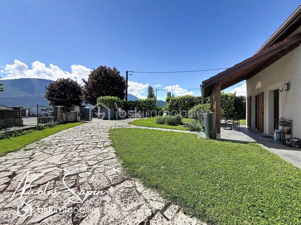 Varces allières et Risset en Exclusivité avec Nicolas SAPIN(ei)
Venez découvrir cette jolie maison de 102 m2 édifiée sur une parcelle de plus de 760m2 au calme dans un secteur recherché.
Vous disposerez d'une pièce de vie avec cuisine séparé entièrement équipée, un bureau et un toilette séparé.
A l'étage, 3 chambres dont deux avec accès à un balcon, un dressing, une salle de bain rénovée avec des matériaux de qualité et toilette séparé.
Un garage avec mezzanine complète ce bien. 
Pour votre confort : climatisation réversible sur les deux niveaux, double vitrage, store banne électrique, portail électrique, panneaux solaires. 
L'emplacement privilégié de cette maison et son agencement sont de réels atouts. 
Vidéo sur demande.