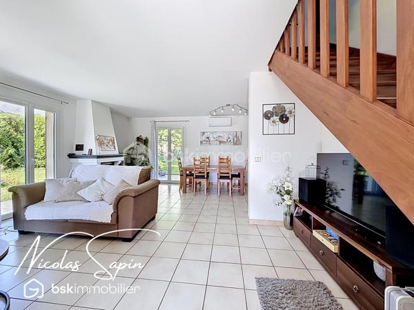 Varces allières et Risset en Exclusivité avec Nicolas SAPIN(ei)
Venez découvrir cette jolie maison de 102 m2 édifiée sur une parcelle de plus de 760m2 au calme dans un secteur recherché.
Vous disposerez d'une pièce de vie avec cuisine séparé entièrement équipée, un bureau et un toilette séparé.
A l'étage, 3 chambres dont deux avec accès à un balcon, un dressing, une salle de bain rénovée avec des matériaux de qualité et toilette séparé.
Un garage avec mezzanine complète ce bien. 
Pour votre confort : climatisation réversible sur les deux niveaux, double vitrage, store banne électrique, portail électrique, panneaux solaires. 
L'emplacement privilégié de cette maison et son agencement sont de réels atouts. 
Vidéo sur demande.
