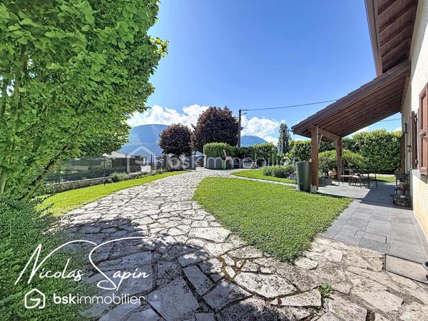 Varces allières et Risset en Exclusivité avec Nicolas SAPIN(ei)
Venez découvrir cette jolie maison de 102 m2 édifiée sur une parcelle de plus de 760m2 au calme dans un secteur recherché.
Vous disposerez d'une pièce de vie avec cuisine séparé entièrement équipée, un bureau et un toilette séparé.
A l'étage, 3 chambres dont deux avec accès à un balcon, un dressing, une salle de bain rénovée avec des matériaux de qualité et toilette séparé.
Un garage avec mezzanine complète ce bien. 
Pour votre confort : climatisation réversible sur les deux niveaux, double vitrage, store banne électrique, portail électrique, panneaux solaires. 
L'emplacement privilégié de cette maison et son agencement sont de réels atouts. 
Vidéo sur demande.