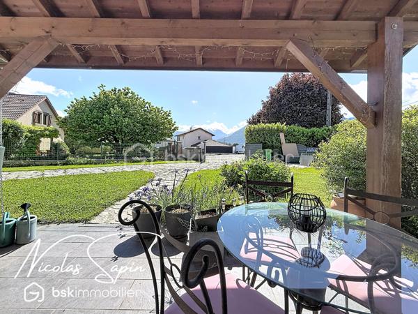 Varces allières et Risset en Exclusivité avec Nicolas SAPIN(ei)
Venez découvrir cette jolie maison de 102 m2 édifiée sur une parcelle de plus de 760m2 au calme dans un secteur recherché.
Vous disposerez d'une pièce de vie avec cuisine séparé entièrement équipée, un bureau et un toilette séparé.
A l'étage, 3 chambres dont deux avec accès à un balcon, un dressing, une salle de bain rénovée avec des matériaux de qualité et toilette séparé.
Un garage avec mezzanine complète ce bien. 
Pour votre confort : climatisation réversible sur les deux niveaux, double vitrage, store banne électrique, portail électrique, panneaux solaires. 
L'emplacement privilégié de cette maison et son agencement sont de réels atouts. 
Vidéo sur demande.