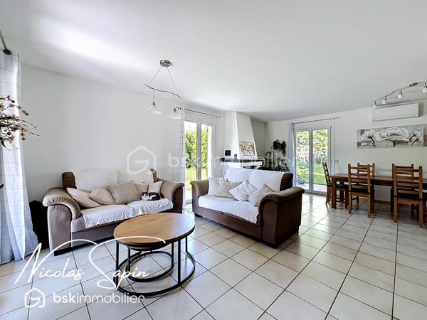 Varces allières et Risset en Exclusivité avec Nicolas SAPIN(ei)
Venez découvrir cette jolie maison de 102 m2 édifiée sur une parcelle de plus de 760m2 au calme dans un secteur recherché.
Vous disposerez d'une pièce de vie avec cuisine séparé entièrement équipée, un bureau et un toilette séparé.
A l'étage, 3 chambres dont deux avec accès à un balcon, un dressing, une salle de bain rénovée avec des matériaux de qualité et toilette séparé.
Un garage avec mezzanine complète ce bien. 
Pour votre confort : climatisation réversible sur les deux niveaux, double vitrage, store banne électrique, portail électrique, panneaux solaires. 
L'emplacement privilégié de cette maison et son agencement sont de réels atouts. 
Vidéo sur demande.