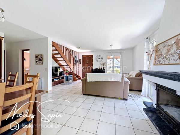 Varces allières et Risset en Exclusivité avec Nicolas SAPIN(ei)
Venez découvrir cette jolie maison de 102 m2 édifiée sur une parcelle de plus de 760m2 au calme dans un secteur recherché.
Vous disposerez d'une pièce de vie avec cuisine séparé entièrement équipée, un bureau et un toilette séparé.
A l'étage, 3 chambres dont deux avec accès à un balcon, un dressing, une salle de bain rénovée avec des matériaux de qualité et toilette séparé.
Un garage avec mezzanine complète ce bien. 
Pour votre confort : climatisation réversible sur les deux niveaux, double vitrage, store banne électrique, portail électrique, panneaux solaires. 
L'emplacement privilégié de cette maison et son agencement sont de réels atouts. 
Vidéo sur demande.