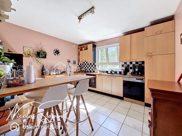 Varces allières et Risset en Exclusivité avec Nicolas SAPIN(ei)
Venez découvrir cette jolie maison de 102 m2 édifiée sur une parcelle de plus de 760m2 au calme dans un secteur recherché.
Vous disposerez d'une pièce de vie avec cuisine séparé entièrement équipée, un bureau et un toilette séparé.
A l'étage, 3 chambres dont deux avec accès à un balcon, un dressing, une salle de bain rénovée avec des matériaux de qualité et toilette séparé.
Un garage avec mezzanine complète ce bien. 
Pour votre confort : climatisation réversible sur les deux niveaux, double vitrage, store banne électrique, portail électrique, panneaux solaires. 
L'emplacement privilégié de cette maison et son agencement sont de réels atouts. 
Vidéo sur demande.