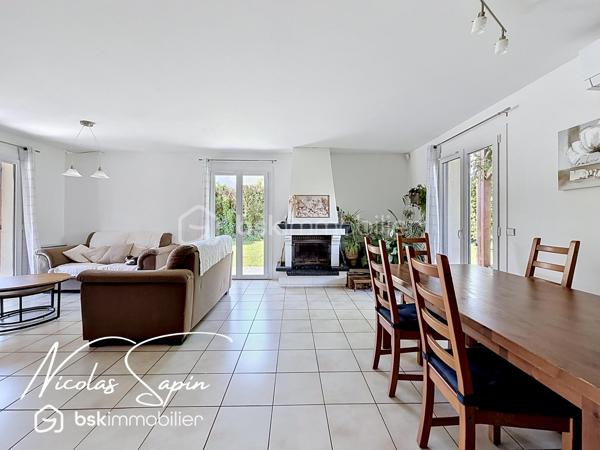 Varces allières et Risset en Exclusivité avec Nicolas SAPIN(ei)
Venez découvrir cette jolie maison de 102 m2 édifiée sur une parcelle de plus de 760m2 au calme dans un secteur recherché.
Vous disposerez d'une pièce de vie avec cuisine séparé entièrement équipée, un bureau et un toilette séparé.
A l'étage, 3 chambres dont deux avec accès à un balcon, un dressing, une salle de bain rénovée avec des matériaux de qualité et toilette séparé.
Un garage avec mezzanine complète ce bien. 
Pour votre confort : climatisation réversible sur les deux niveaux, double vitrage, store banne électrique, portail électrique, panneaux solaires. 
L'emplacement privilégié de cette maison et son agencement sont de réels atouts. 
Vidéo sur demande.