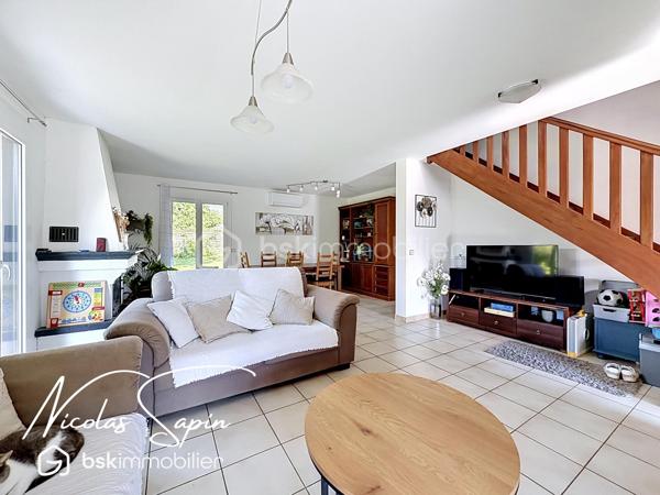 Varces allières et Risset en Exclusivité avec Nicolas SAPIN(ei)
Venez découvrir cette jolie maison de 102 m2 édifiée sur une parcelle de plus de 760m2 au calme dans un secteur recherché.
Vous disposerez d'une pièce de vie avec cuisine séparé entièrement équipée, un bureau et un toilette séparé.
A l'étage, 3 chambres dont deux avec accès à un balcon, un dressing, une salle de bain rénovée avec des matériaux de qualité et toilette séparé.
Un garage avec mezzanine complète ce bien. 
Pour votre confort : climatisation réversible sur les deux niveaux, double vitrage, store banne électrique, portail électrique, panneaux solaires. 
L'emplacement privilégié de cette maison et son agencement sont de réels atouts. 
Vidéo sur demande.