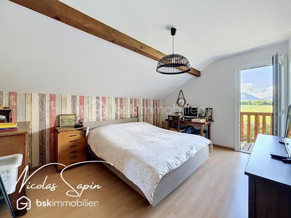 Varces allières et Risset en Exclusivité avec Nicolas SAPIN(ei)
Venez découvrir cette jolie maison de 102 m2 édifiée sur une parcelle de plus de 760m2 au calme dans un secteur recherché.
Vous disposerez d'une pièce de vie avec cuisine séparé entièrement équipée, un bureau et un toilette séparé.
A l'étage, 3 chambres dont deux avec accès à un balcon, un dressing, une salle de bain rénovée avec des matériaux de qualité et toilette séparé.
Un garage avec mezzanine complète ce bien. 
Pour votre confort : climatisation réversible sur les deux niveaux, double vitrage, store banne électrique, portail électrique, panneaux solaires. 
L'emplacement privilégié de cette maison et son agencement sont de réels atouts. 
Vidéo sur demande.